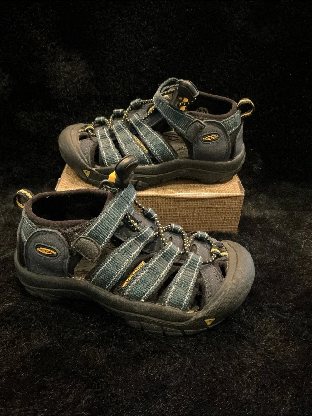 Keen sturdy closed